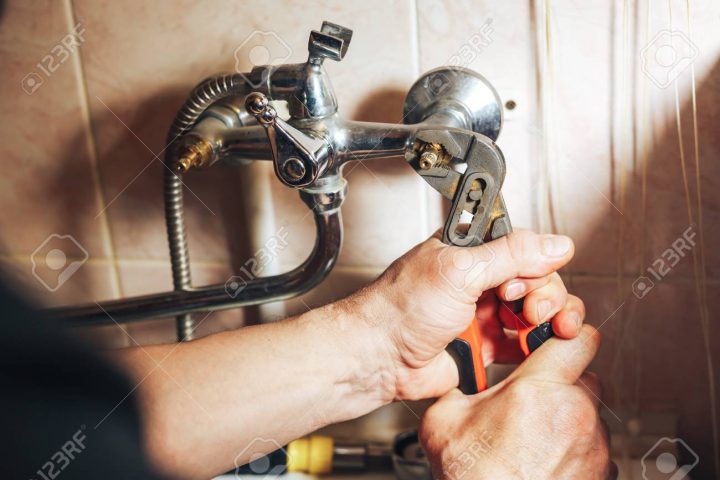 Man Réparer Et Réparer Les Robinets Qui Fuient Dans La Salle De Bain pour Réparer Robinet Qui Fuit