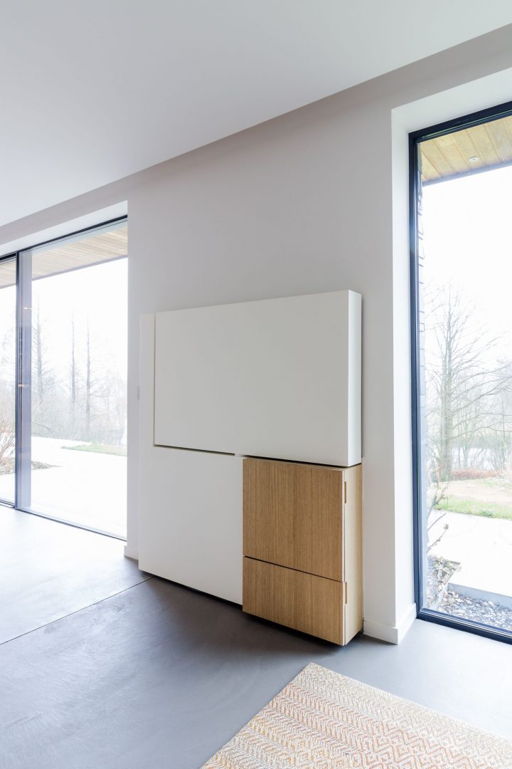 Meuble Tv Pivotant En Acier Et Bois. Pivoting Tv Set Made Of serapportantà Meuble Tv Fermé Meuble Tv Pivotant En Acier Et Bois. Pivoting Tv Set Made Of serapportantà Meuble Tv Fermé