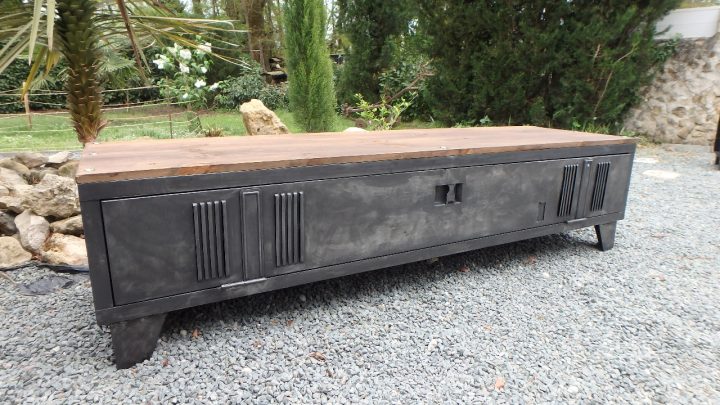 Meuble Vestiaire Métallique Détourné En Meuble Tv concernant Meuble Tv Métallique