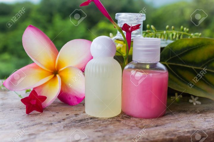 Mini Ensemble De Bain Moussant Et Gel Douche Mis Sur Étagère En Bois  Décorée Avec De Belles Fleurs Sur Frais De Vue Nature Fond Vert avec Mini Gel Douche