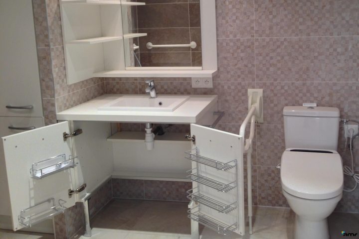 Mobilier Accessible À Tous Grâce À Un Passage Pour Fauteuil intérieur Siège Pour Salle De Bain