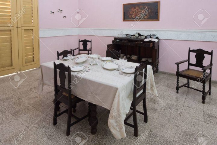 Mobilier De Salle À Manger Colonial Cubaine, Table Au Style De L'époque. La  Conservation Cubaine Des Objets Anciens Et Son Histoire Est Une Attraction avec Salle A Manger Style Colonial