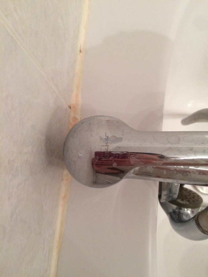 Moisissure Dans La Salle De Bain? – La Maison D'habby pour Moisissures Salle De Bain