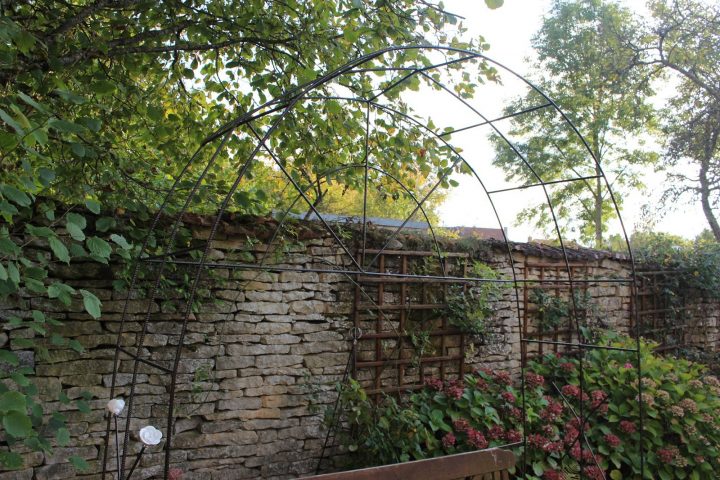 Notre Jardin Secret.: Une Arche En Fer À Béton serapportantà Arche De Jardin En Fer