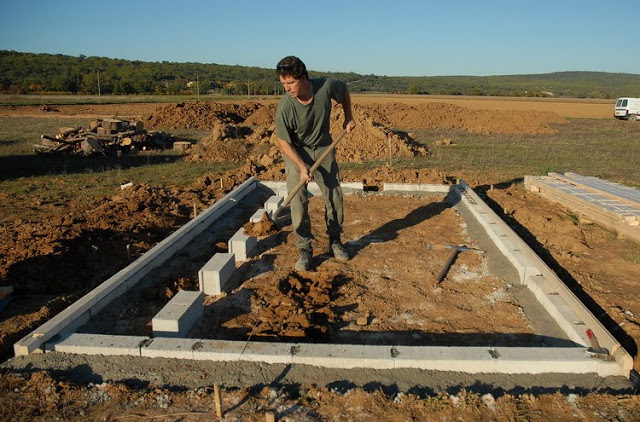 Notre Maison En Provence: Construction D'Un Abri De Jardin destiné Fondation Abri De Jardin