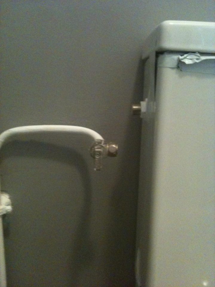 Nouveau Wc : Évacuation Trop Courte De Quelques Centimètres avec Flexible Robinet Trop Court Nouveau Wc : Évacuation Trop Courte De Quelques Centimètres avec Flexible Robinet Trop Court
