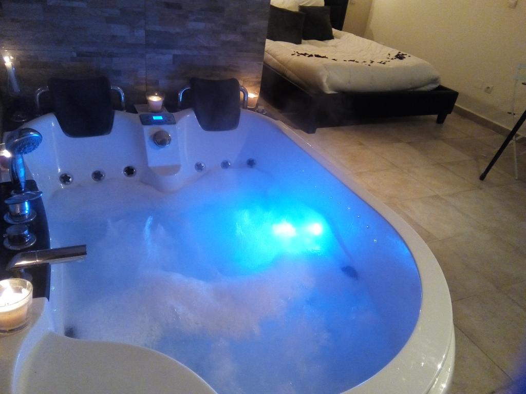 Nuptial Spa Jacuzzi Privatif Sénas , Proche Marseille, Sénas encequiconcerne Chambre Avec Jacuzzi Privatif Ile De France