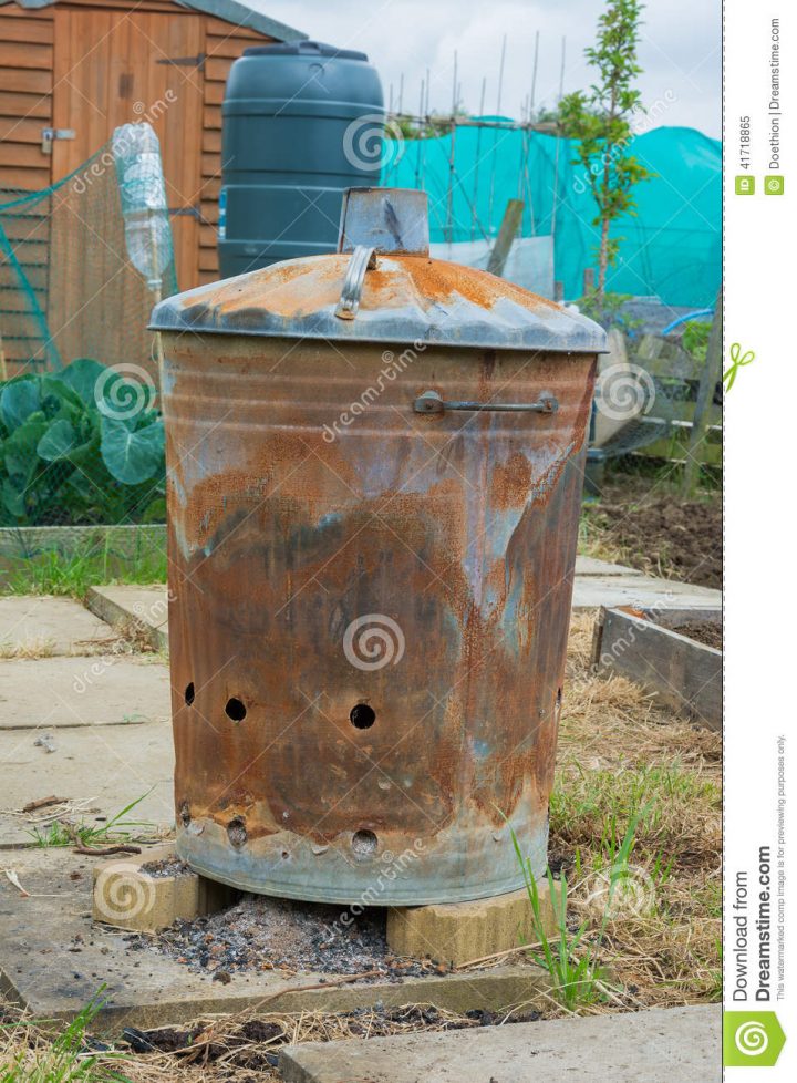 Outdoor Incinerator For Allotment Or Garden Stock Photo avec Incinérateur De Jardin Jardiland