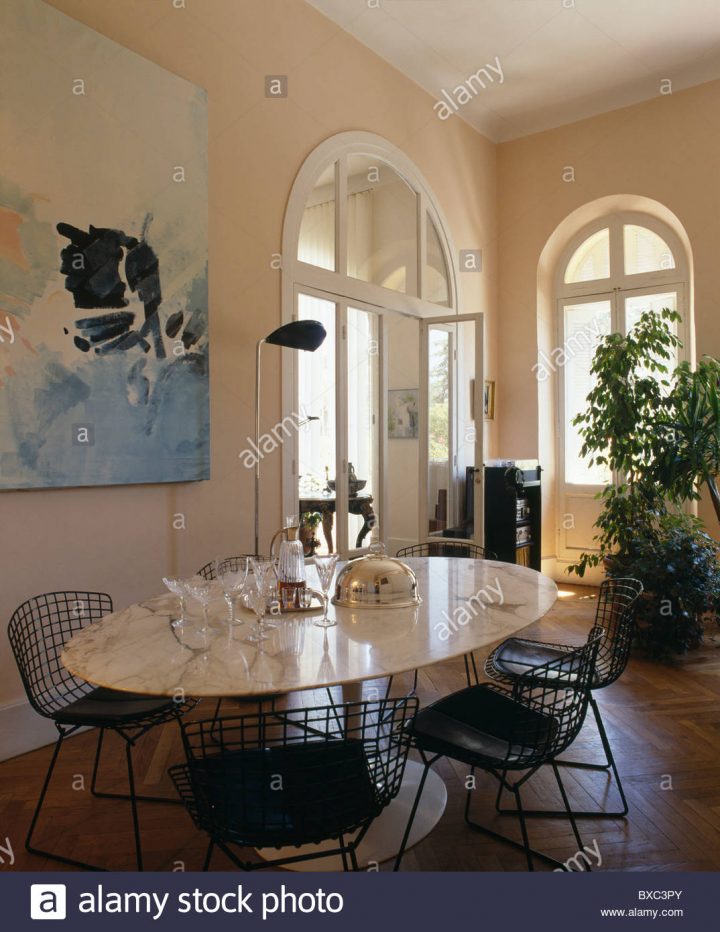 Ovale Moderne Table En Marbre Avec Des Chaises Harry Bertoia pour Grande Table Ovale Salle A Manger