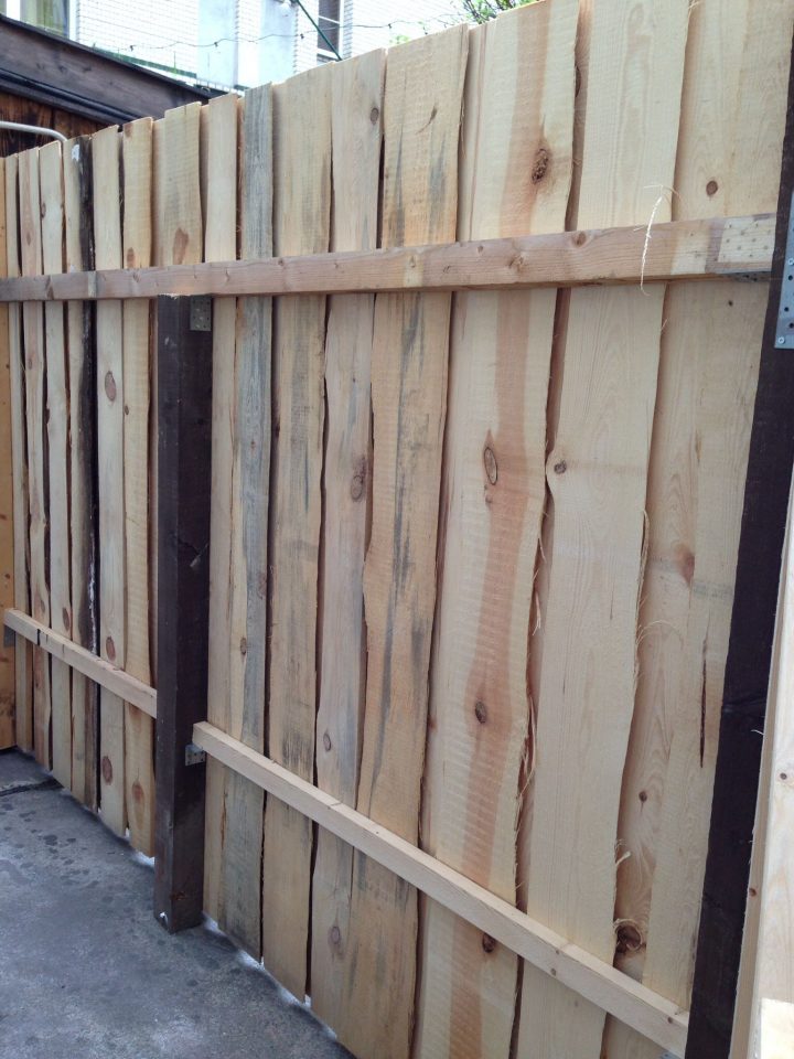 Palissade En Bois Brute. | Barrière Bois Jardin, Cloture à Barrière Bois Jardin