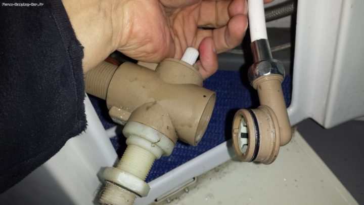 Panne] Système À Pompe Immergée: Déboitement Du Flexible De intérieur Robinet Douche Camping Car