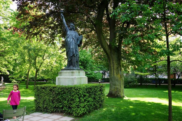 Paris : Statues De La Liberté, Les Cinq Parisiennes destiné Statues De Jardin Occasion