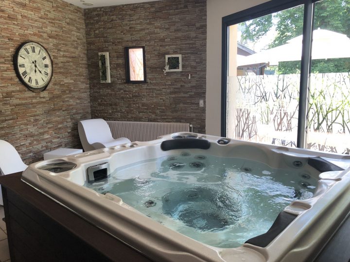 Passer Un Week-End Romantique Dans Un Hôtel Avec Jacuzzi concernant Chambre Avec Jacuzzi Privatif Ile De France