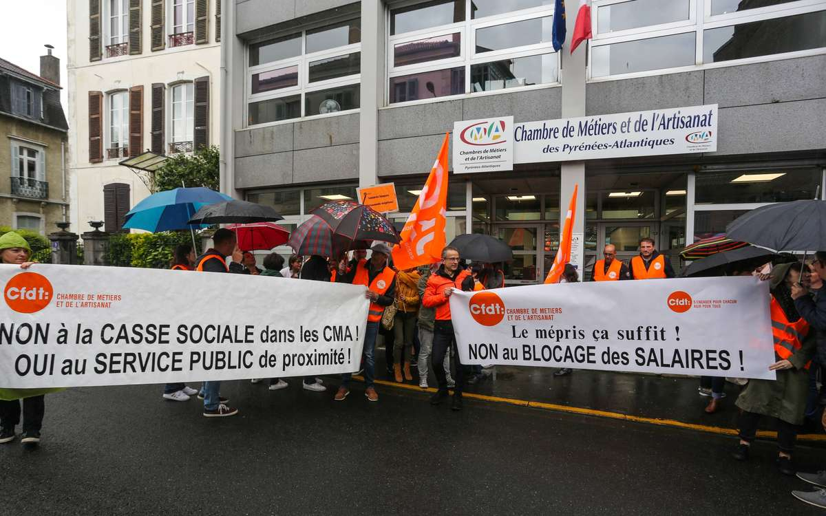 Pau : Manifestation Devant La Chambre De Métiers à Chambre Des Metiers Saintes