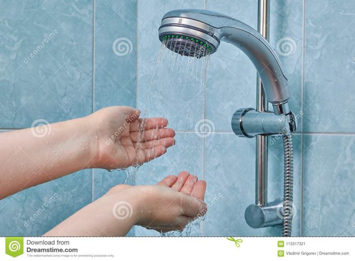 Paume Deux Des Mains Sous Le Courant De L'eau De La Douche tout Paume De Douche