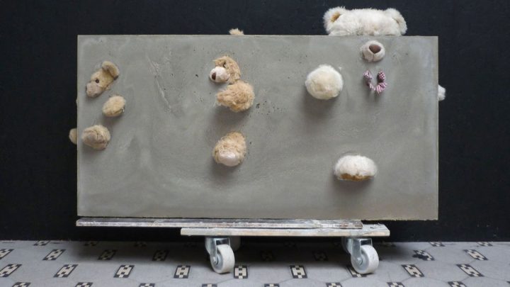 Peluches Dans Des Blocs De Béton Pour Enfants Agités destiné Béton Peluché Peluches Dans Des Blocs De Béton Pour Enfants Agités destiné Béton Peluché