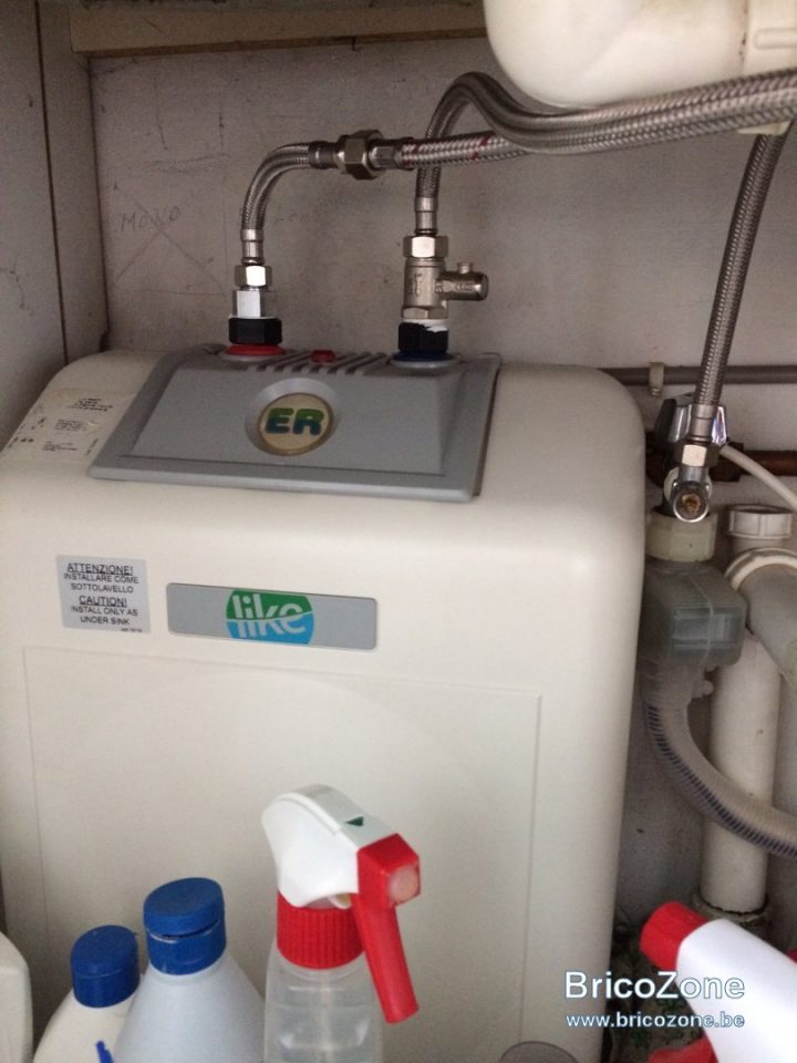 Petit Chauffe-Eau Sous Évier Qui Coule Par Le Bas avec Robinet De Purge Chauffe Eau