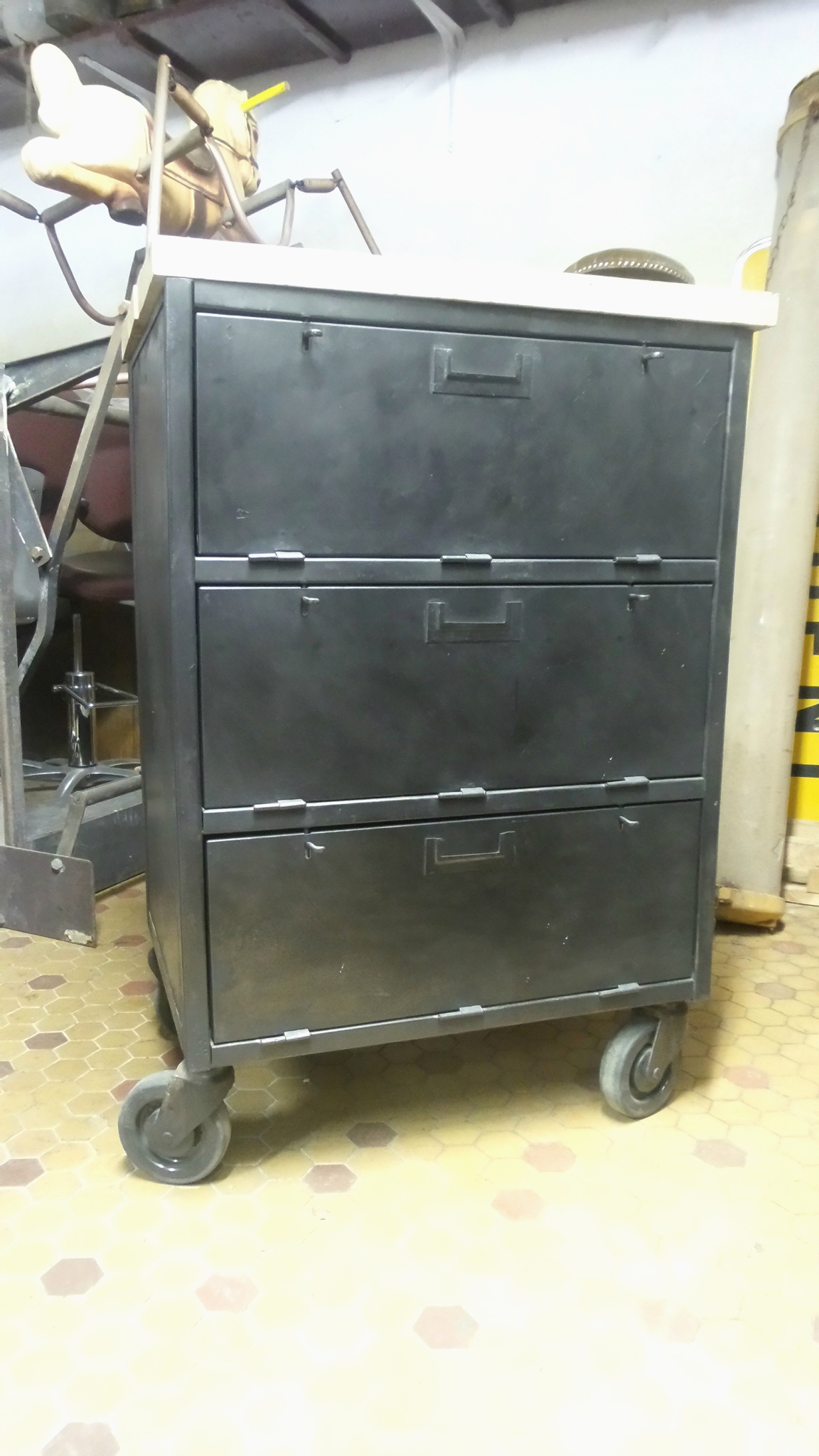 Petit Meuble Metal Rare Petit Meuble Métal 200 00€ Vendu avec Petit Meuble Metal