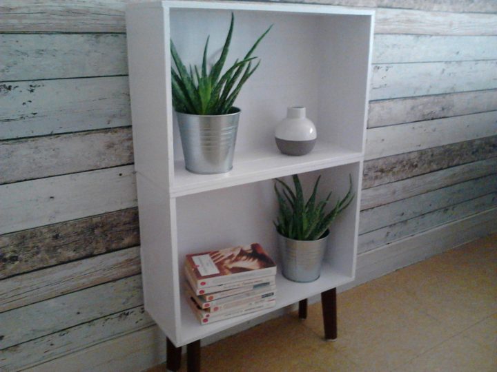 Petite Bibliothèque, Meuble D’appoint Ou Table De Nuit dedans Petit Meuble D Entrée