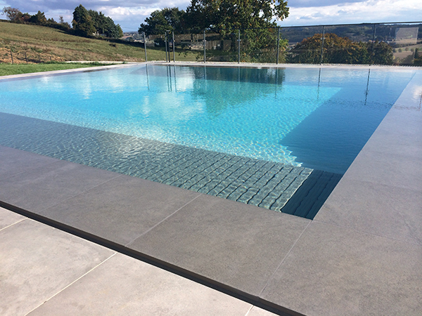 Plages Et Terrasses Piscines : Les Revêtements Qui serapportantà Dalles Caoutchouc Piscine