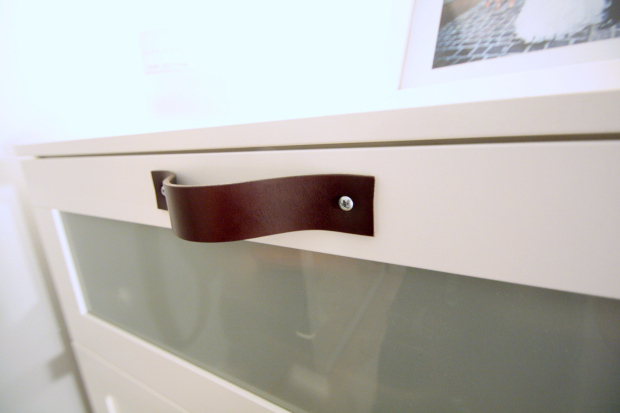 Poignées En Cuir Sur Meuble Ikea Brimnes dedans Poignée Meuble Ikea