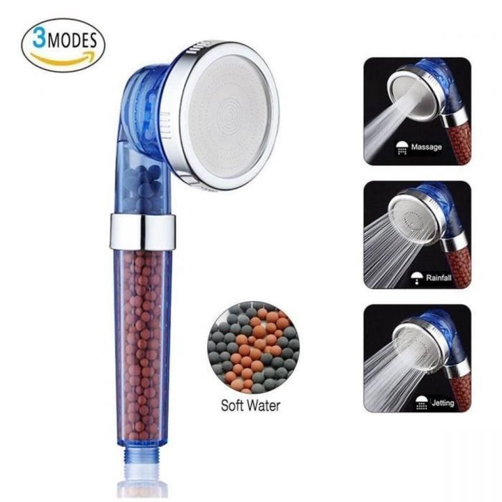 Pommeau De Douche, Flux De Pierre Tenu Dans La Main De dedans Pommeau De Douche Filtrant