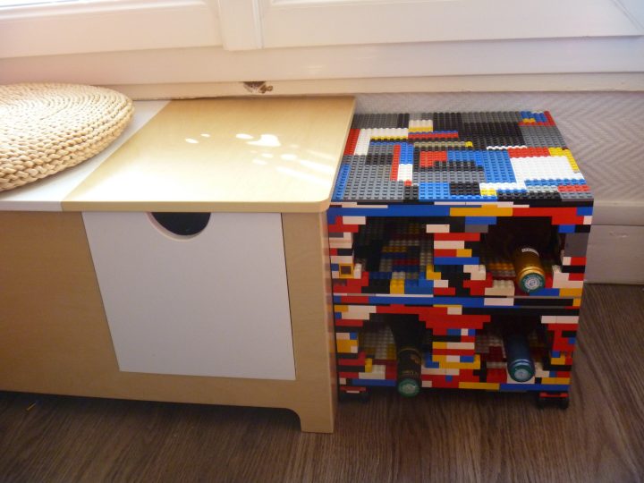 Porte-Bouteilles En Légo Sur Lit De Roulettes Non-Motrices à Meuble En Lego Porte-Bouteilles En Légo Sur Lit De Roulettes Non-Motrices à Meuble En Lego
