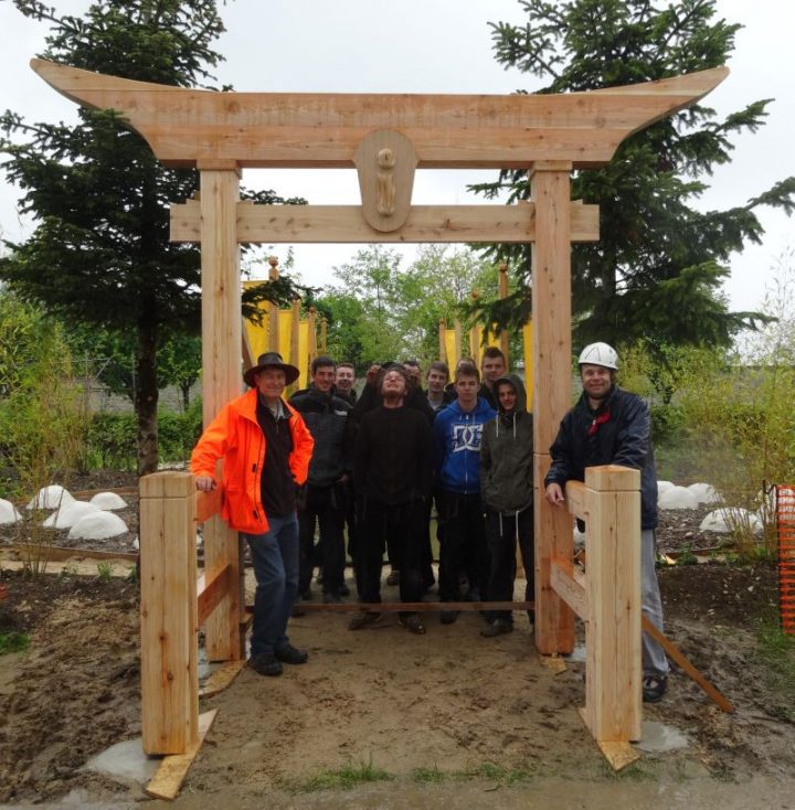 Porte Pour Un Jardin Aux Salines D’arc-Et-Senans – Lycée dedans Arche De Jardin En Bois