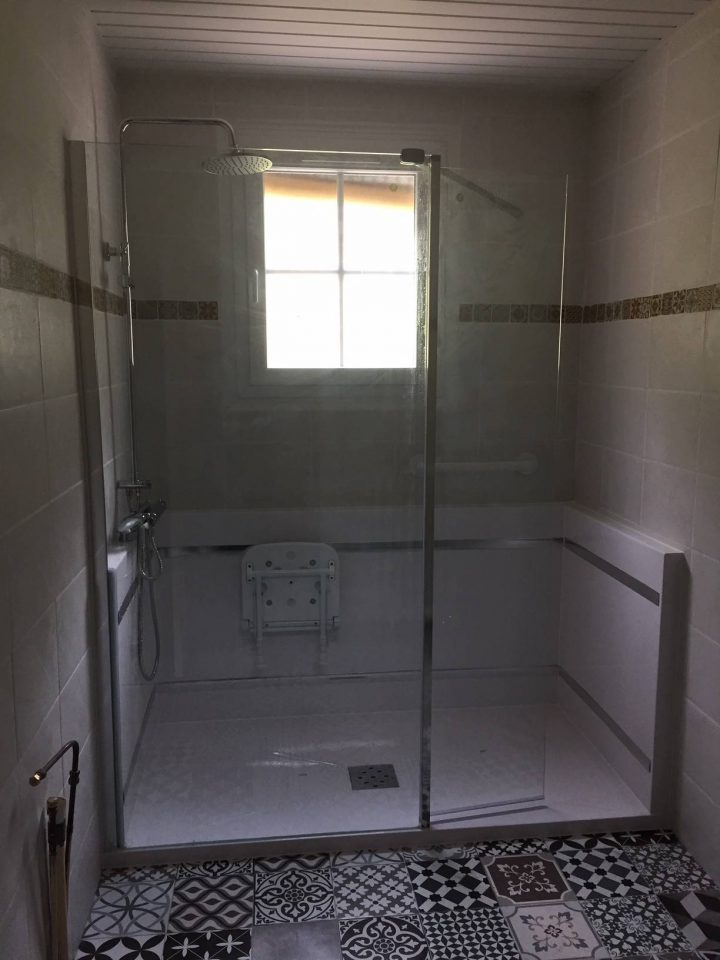 Pose D'une Douche À L'italienne Équipée Pour Remplacer Une encequiconcerne Modele De Salle De Bain À L Italienne