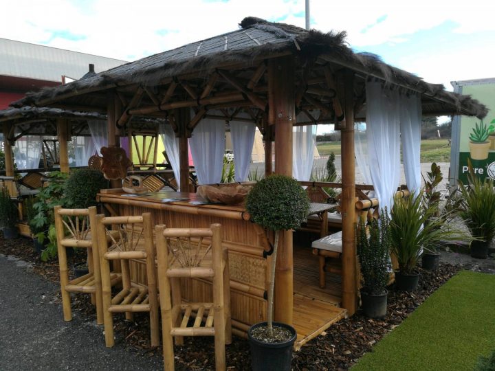 Pose Et Installation D'Une Paillote En Bambou Pour Jardin tout Paillote Jardin