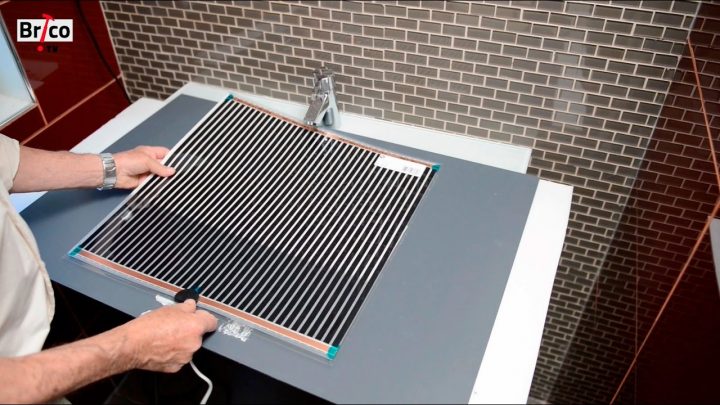 Poser Un Film Chauffant Anti-Buée Au Dos D'un Miroir – Tuto Bricolage Avec  Robert concernant Miroir Salle De Bain Anti Buée