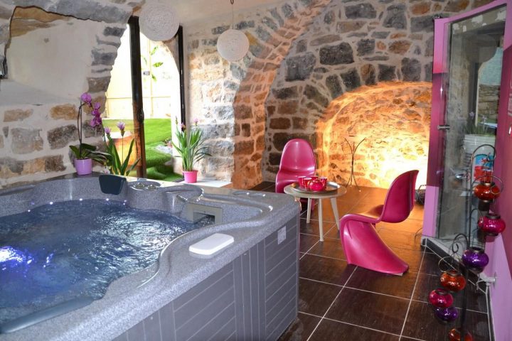 Pour Une Nuit Insolite Et Originale Avec Massage Relaxant concernant Chambre Avec Jacuzzi Privatif Languedoc Roussillon