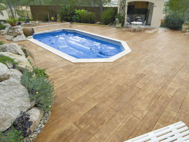 Quand Le Sol Donne Le Ton Aux Piscines à Plage De Piscine En Béton Imprimé