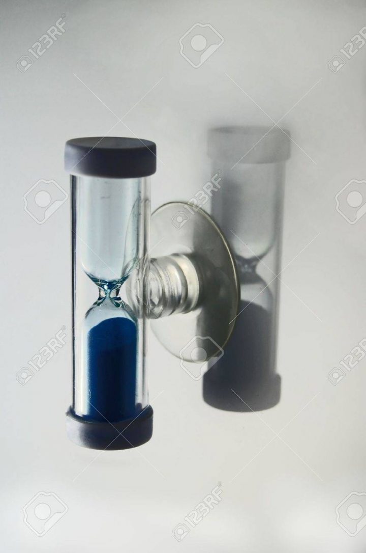 Quatre Minutes Suceuse Minuteur De Douche Avec Réflexion Sur Un Fond Blanc. intérieur Minuteur Douche