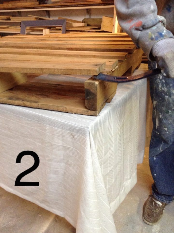 Recouvrir Une Table Basse En Bois De Palette – Déconome serapportantà Faire Une Coiffeuse En Palette