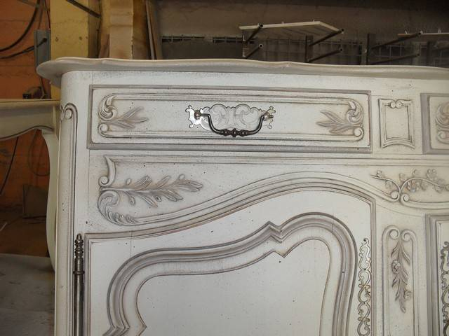 Relooking Et Patine D'Un Buffet En Noyer 3 Portes De Style tout Relooking Meuble Montpellier