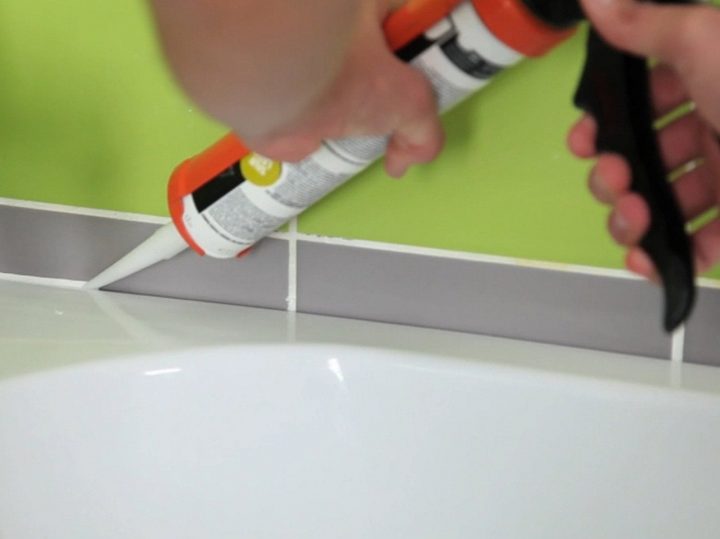 Remplacer Un Joint En Silicone | Leroy Merlin encequiconcerne Changer Joint Salle De Bain