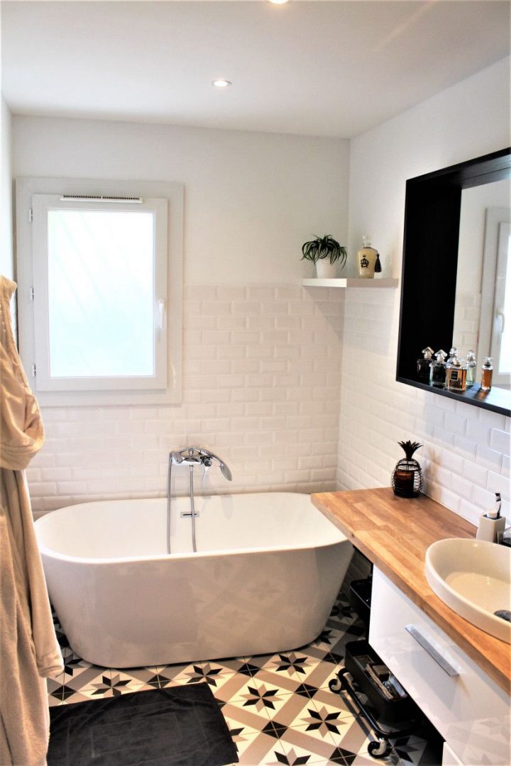 Rendez-Vous Déco : La Rénovation De La Salle De Bain Avant avec Peindre Carrelage Salle De Bain Avant Apres