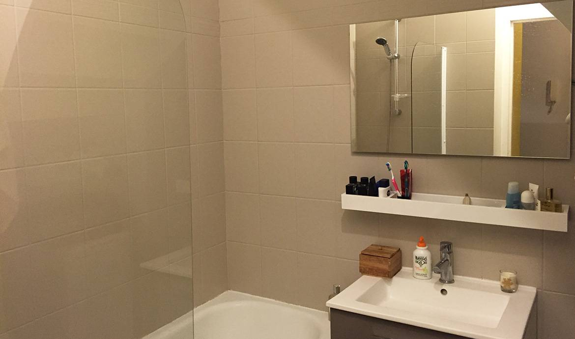Rénovation Salle De Bains : Repeindre Le Carrelage Plutôt avec Rénover Carrelage Salle De Bain