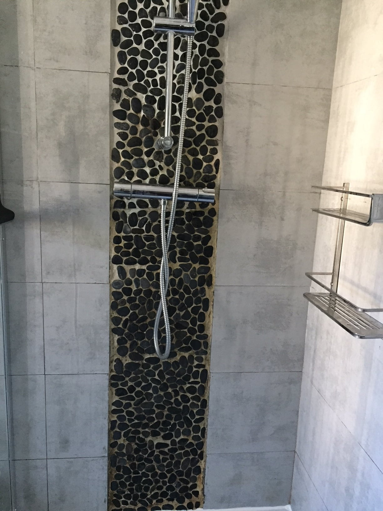 Rénover Une Frise De Galet De Salle De Bains - Linternaute concernant Rénover Carrelage Salle De Bain