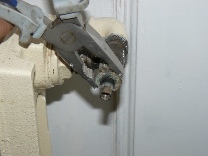 Réparation De Fuites Au Robinets De Radiateur. | Maison 2 Sèvres intérieur Presse Étoupe Robinet