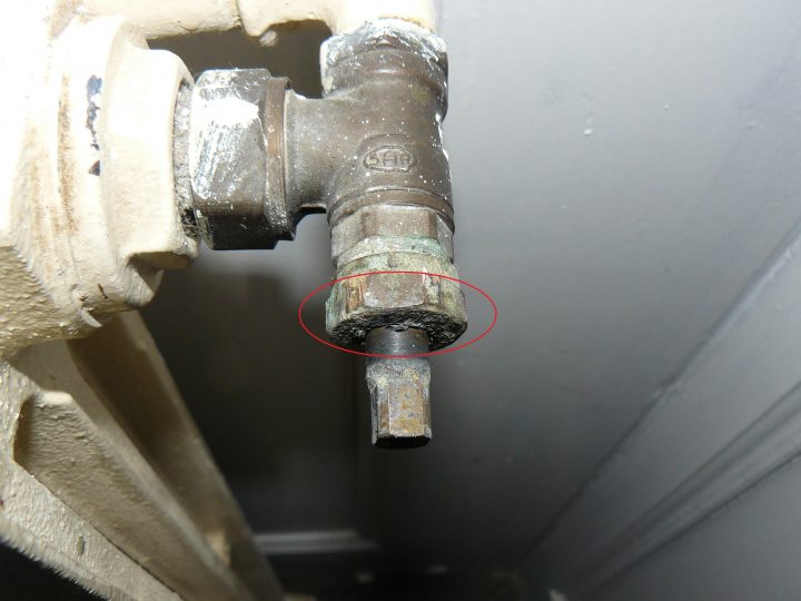 Réparation De Fuites Au Robinets De Radiateur. | Maison 2 Sèvres tout Presse Étoupe Robinet