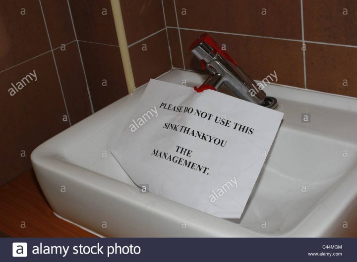 Robinet Cassé Et Un Lavabo Dans Les Toilettes D'un tout Casse Robinet