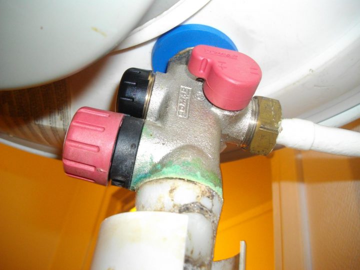 Robinet Fermeture D' Arrivée D'eau Froide Cumulus encequiconcerne Robinet De Purge Chauffe Eau