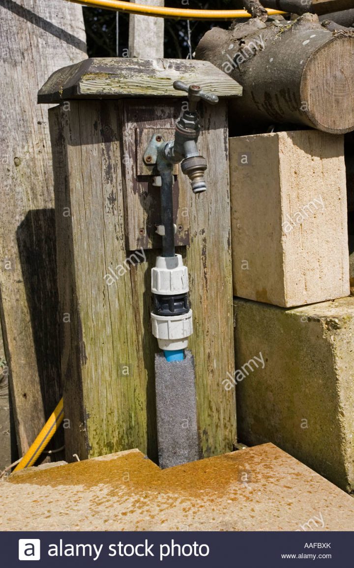 Robinet Jardin – L'eau Qui S'écoule De L'extérieur Jardin pour Robinet Extérieur Décoratif Leroy Merlin