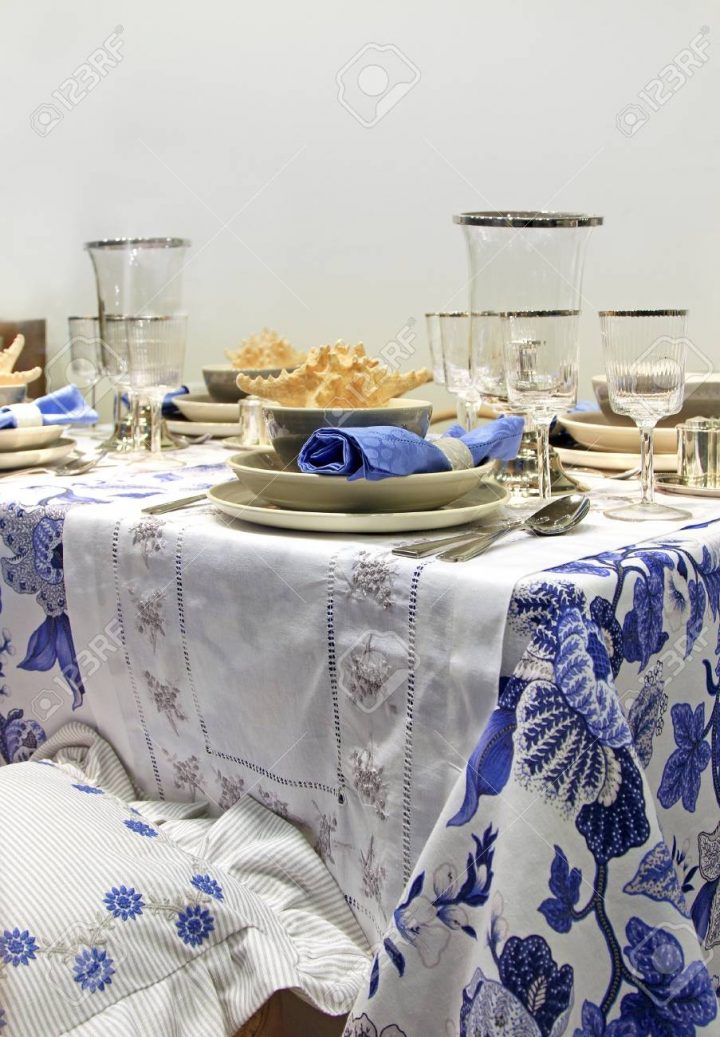 Salle À Manger Rétro Avec Service De Table Décorative pour Salle A Manger Retro