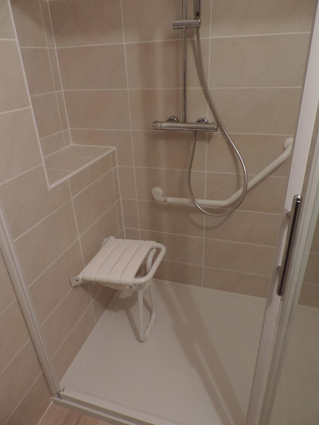 Salle De Bain Aménagement Pour Personne Âgée - Plomberie Et à Salle De Bain Personnes Agées
