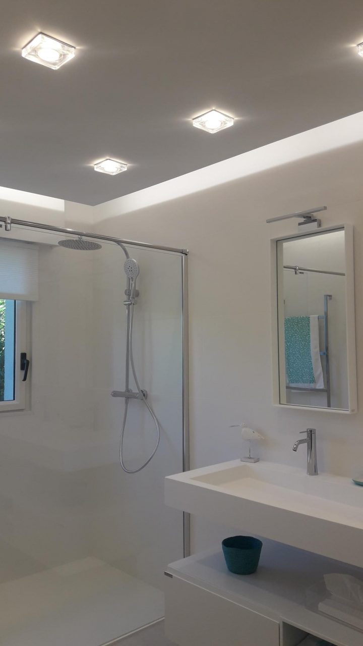 Salle De Bain Avec Faux Plafond Rétro Éclairage Led Crozon intérieur Éclairage Plafond Salle De Bain