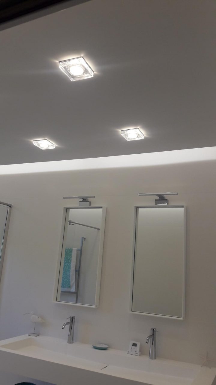 Salle De Bain Avec Faux Plafond Rétro Éclairage Led Crozon tout Éclairage Plafond Salle De Bain