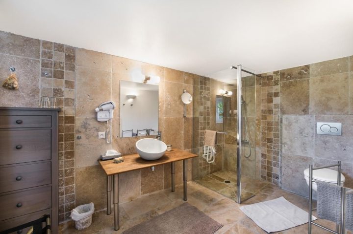 Salle De Bain Carrelage En Pierre – Chambre D'hôtes N serapportantà Salle De Bain Provençale